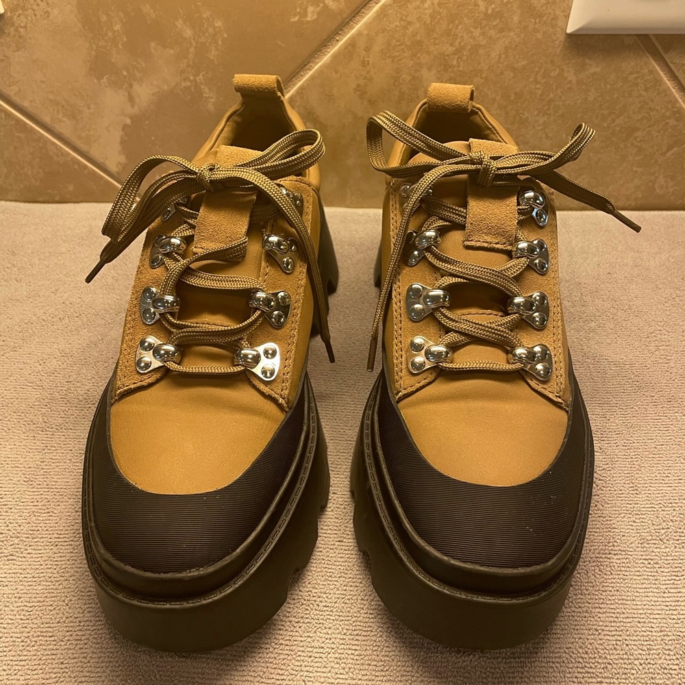 SOLDWomen Zara Low Heel Hiking Shoes